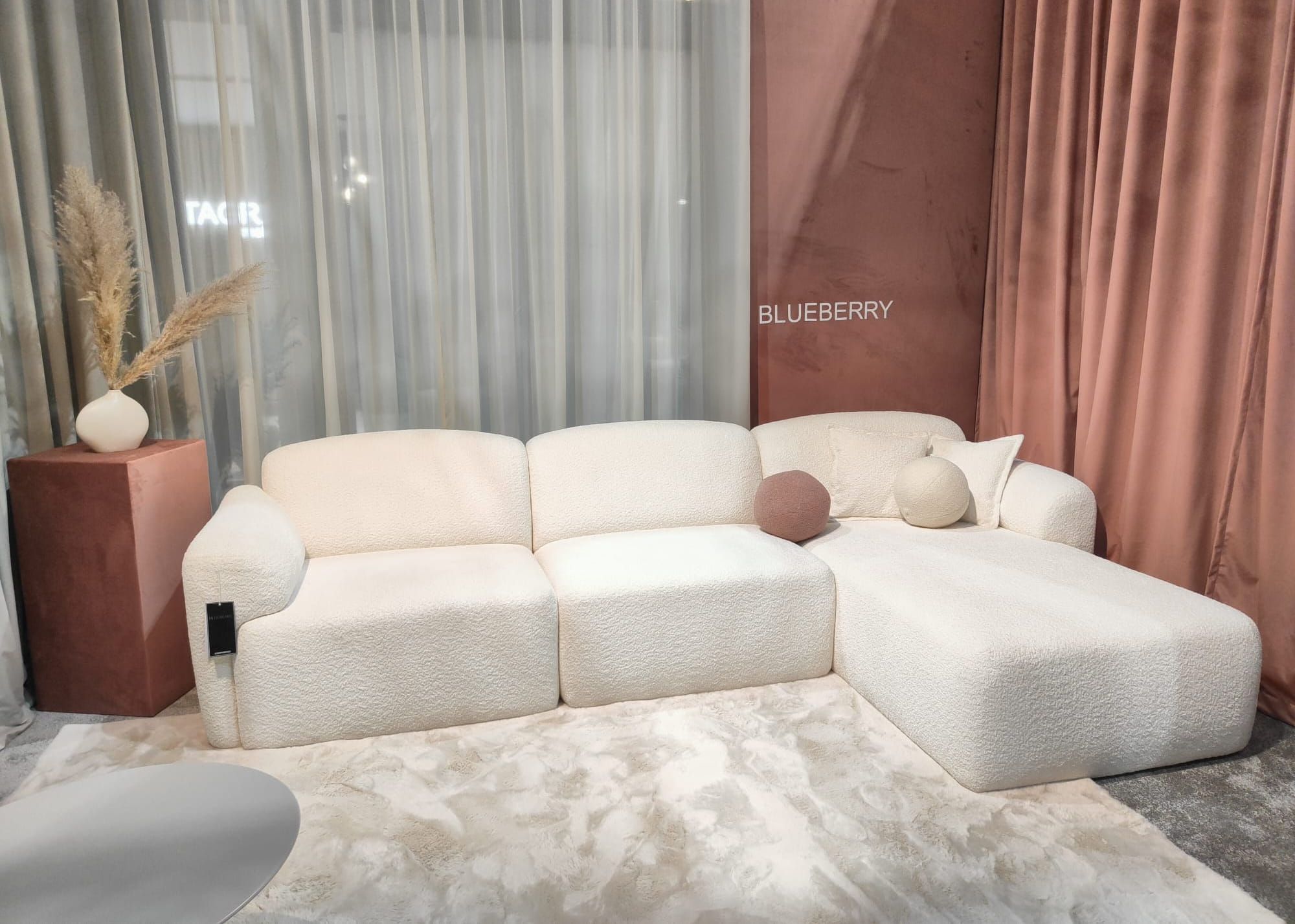 Sofa z tkaniny Boucle bukla biała